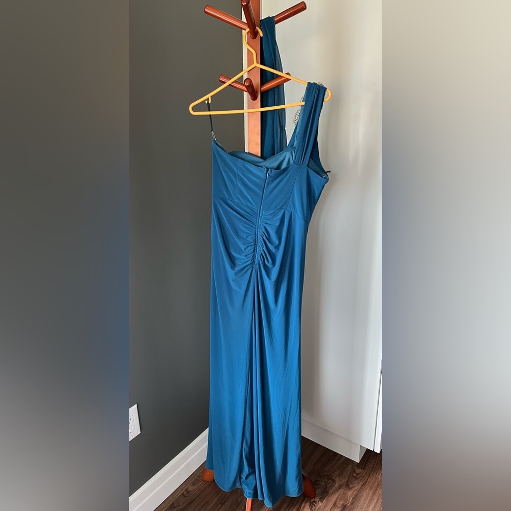 Formal dress - Picture 2 of 3
